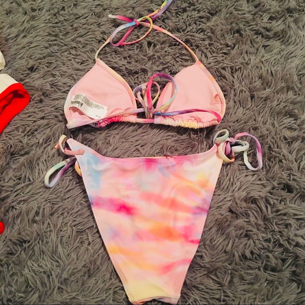 Bikinis - Picture 2 of 4